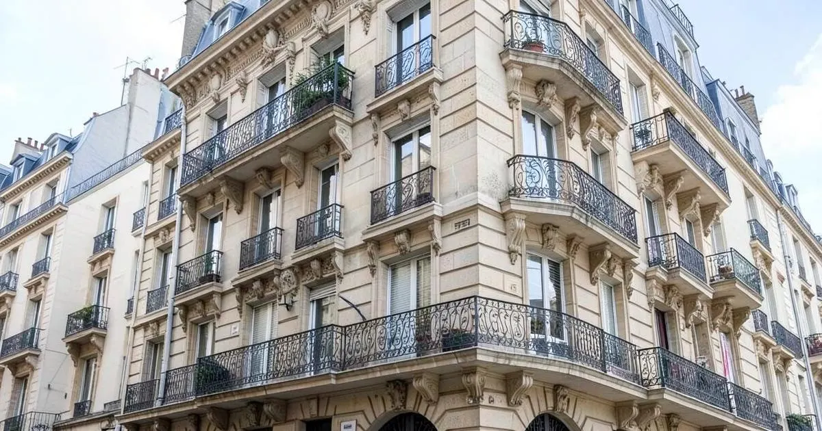 Façades d’immeubles anciens du centre-ville à Bastia